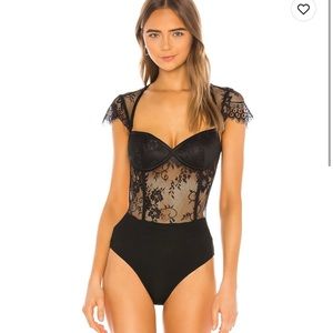 LACED BODYSUIT W LACE CAPPED SLEEVES